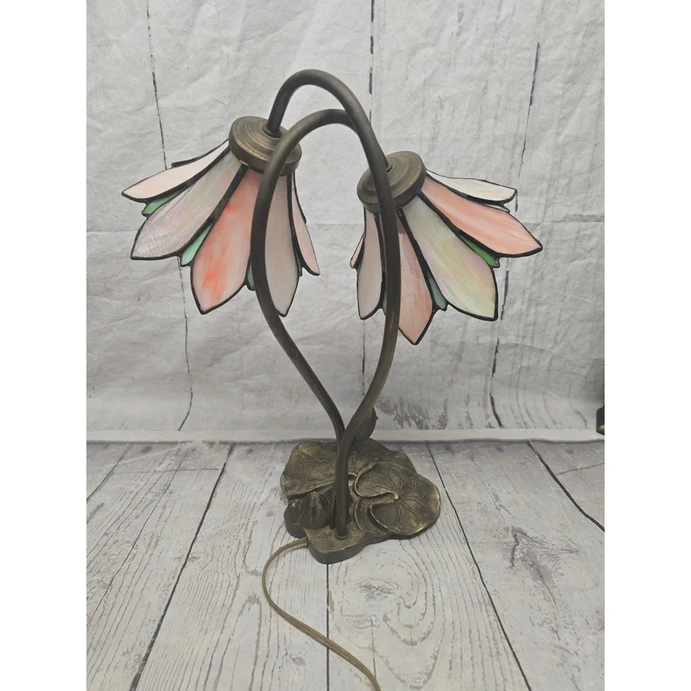 VTG. Tiffany Style Slag Glass  Flower Stained Glass Table Lamp Lily Pad Base